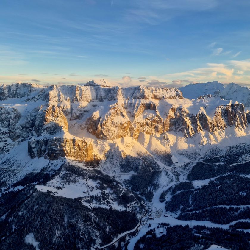 Guided Sellaronda ski circuit tour